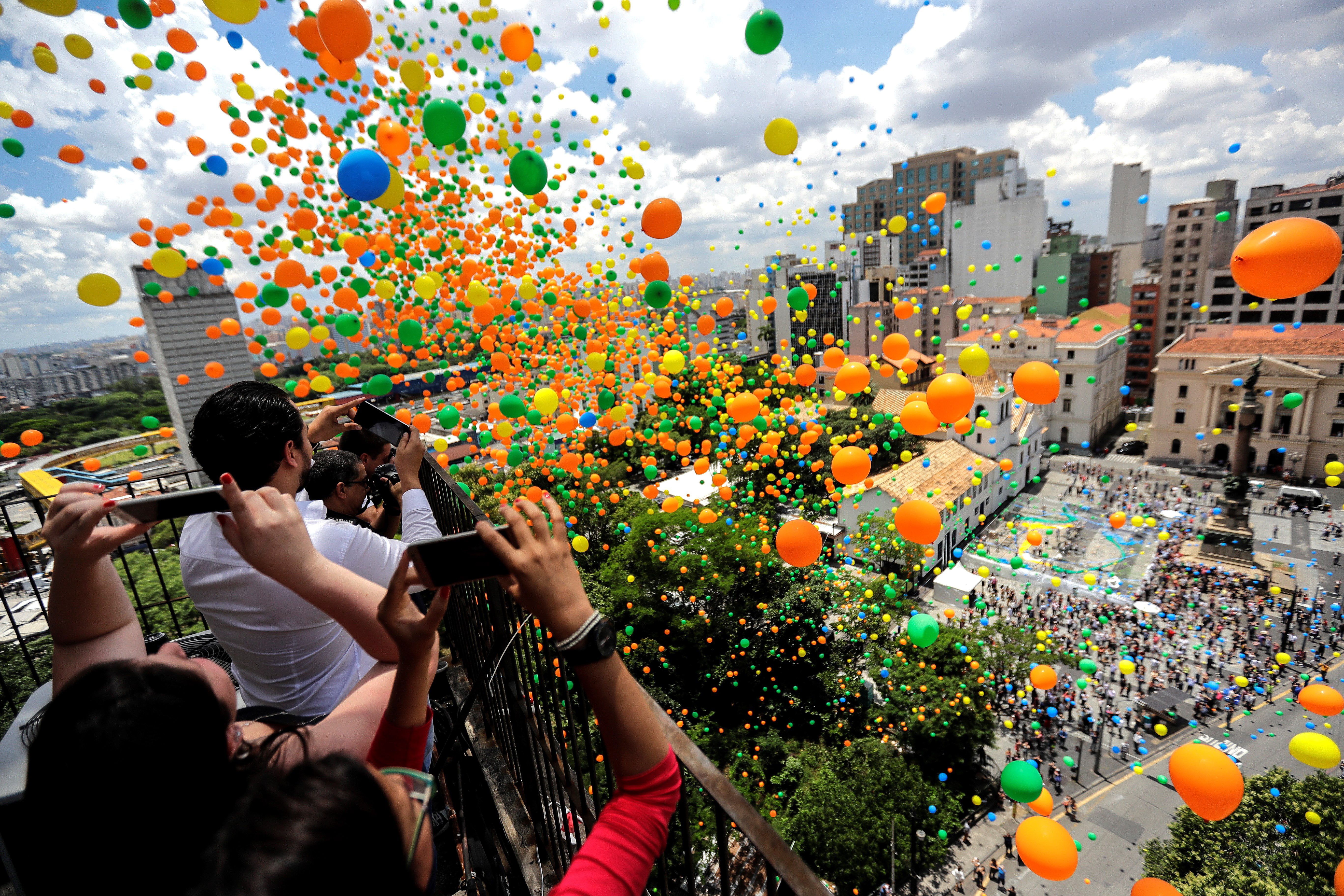 放飞气球迎新年(2)