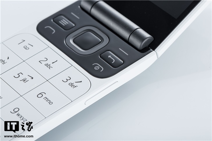 「it之家开箱」诺基亚2720 4g翻盖手机图赏:内外双屏