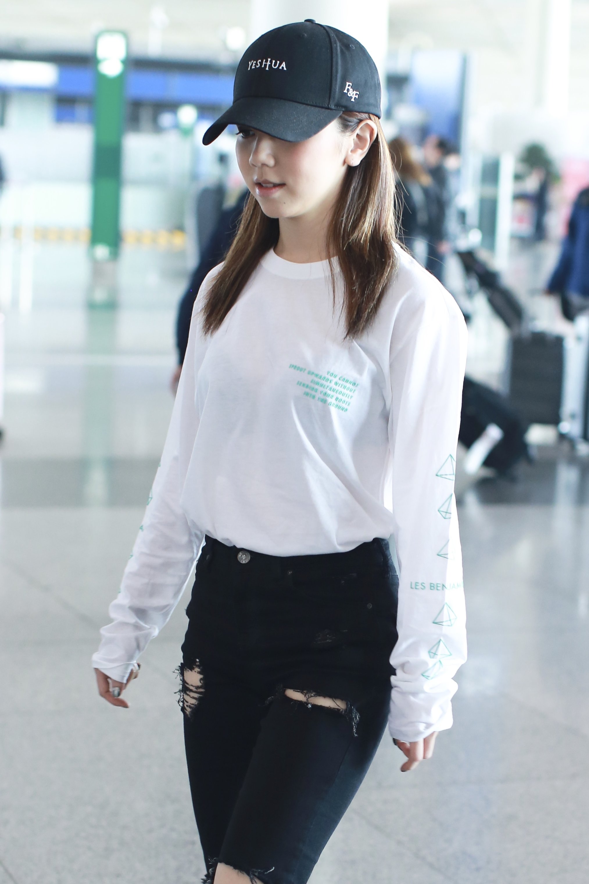 脱下皮裤的邓紫棋青春减龄活力足 元气甜笑俏皮可爱少女感爆棚