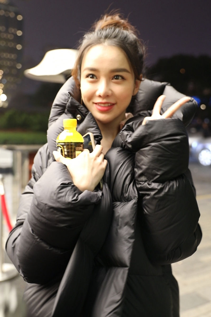 黄一琳包裹严实扎丸子头,造型简约可爱甜美