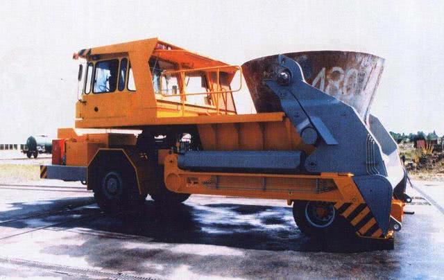 这款车号称"背锅侠",专门运1000多度铁水,司机也心惊胆战