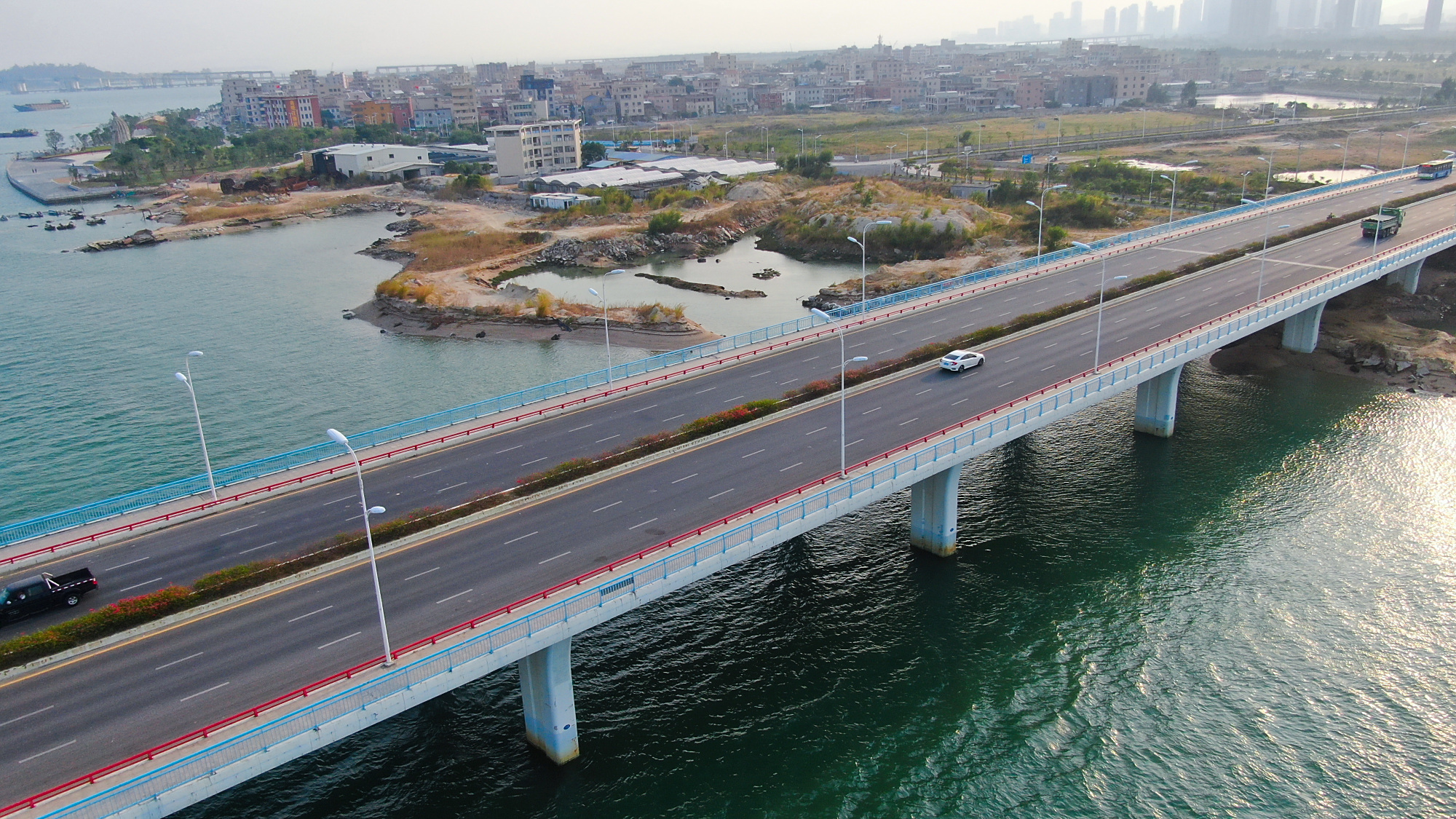 上帝视角俯拍厦门未来的环东发展区域,丙洲大桥,很壮观