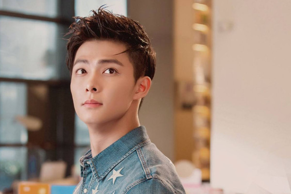 该剧男主于直由张铭恩饰演,他在剧中是一位成熟稳重的继承人.