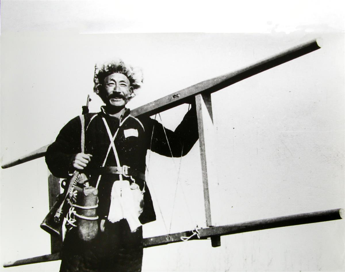 这一张照片是1951年侯宝林参加赴朝慰问团,为战斗在一线的志愿军战士