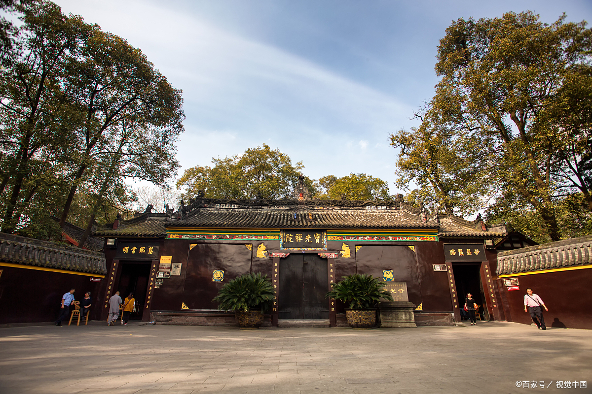 后来他们把13颗舍利子置于塔下,改塔名为"无垢净观舍利宝塔",又称宝光