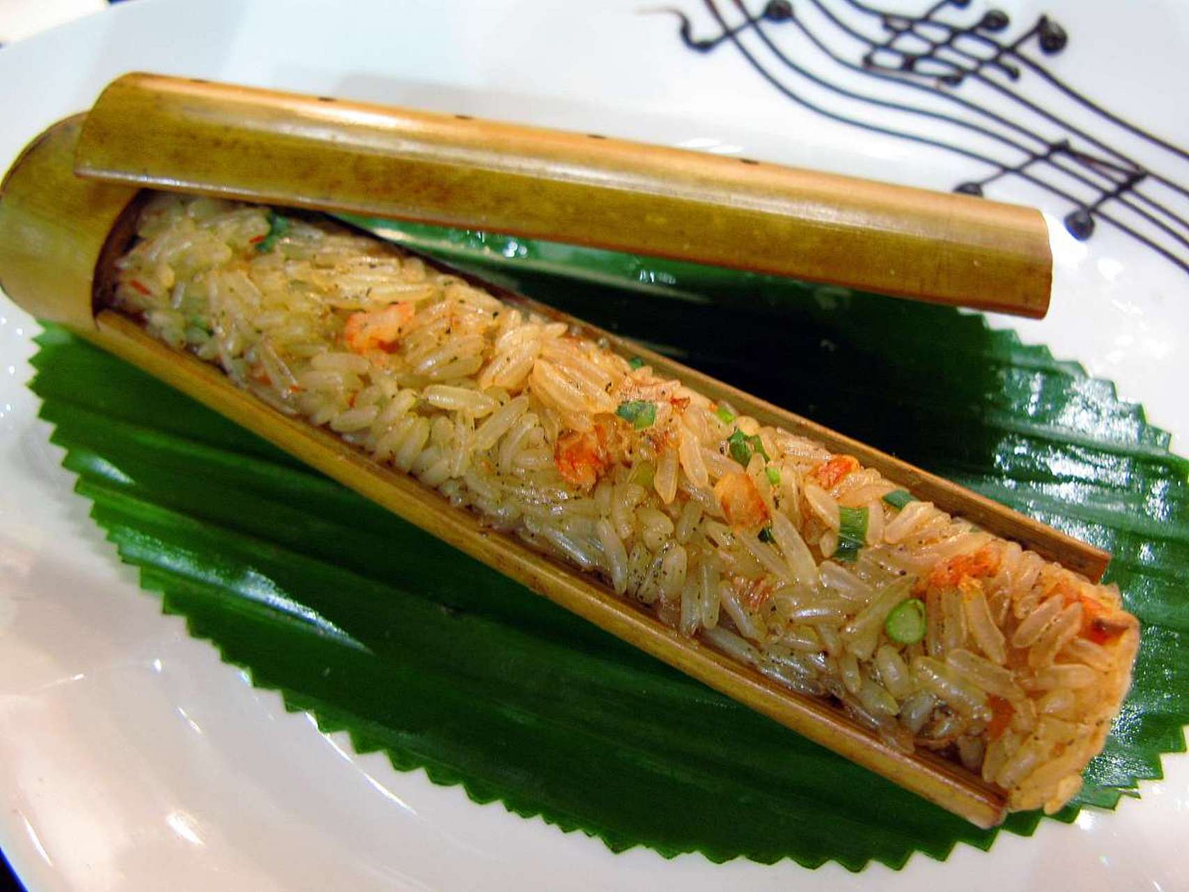 五千年食光# 香竹饭,又被称为竹筒饭,是一道深受云南各族人民喜爱的