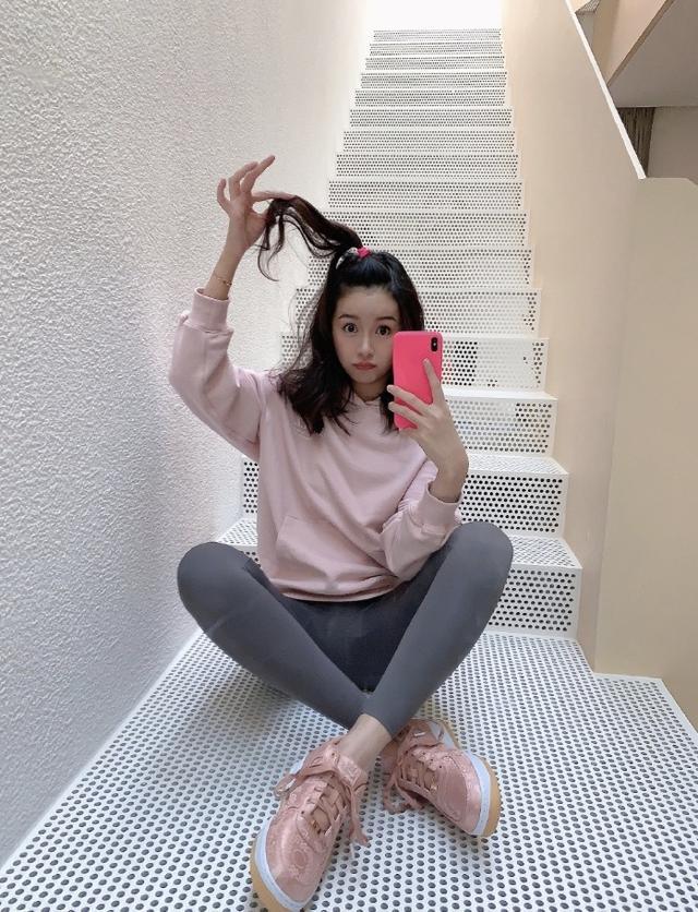 陈赫老婆张子萱近照,生二胎后身材苗条少女感十足,眼睛大到吓人!