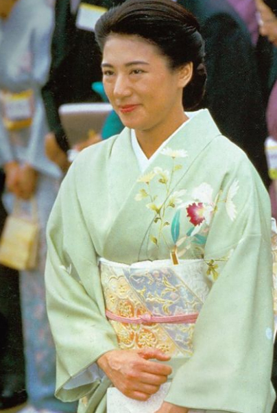 雅子穿和服真美,年轻时灵动活泼,难怪德仁看上这"半个美国人"