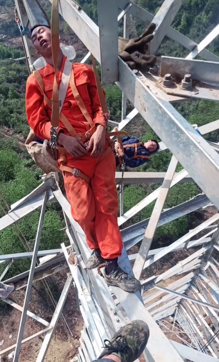 身上若无千斤担,谁拿生命赌明天!致敬,是你们让我们生活 点亮