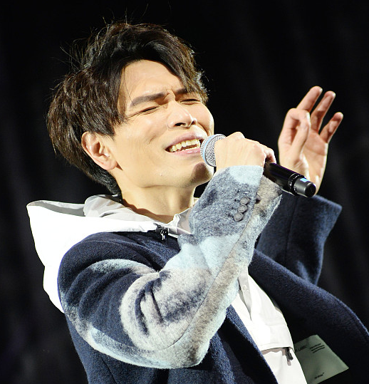 杨宗纬出席洋河小海演唱会,帅气献唱