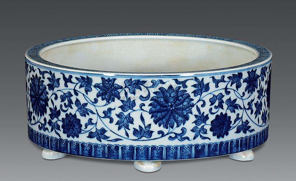 折枝莲纹也是瓷器上重要的吉祥纹饰,构图方式是截取莲花的一枝或一