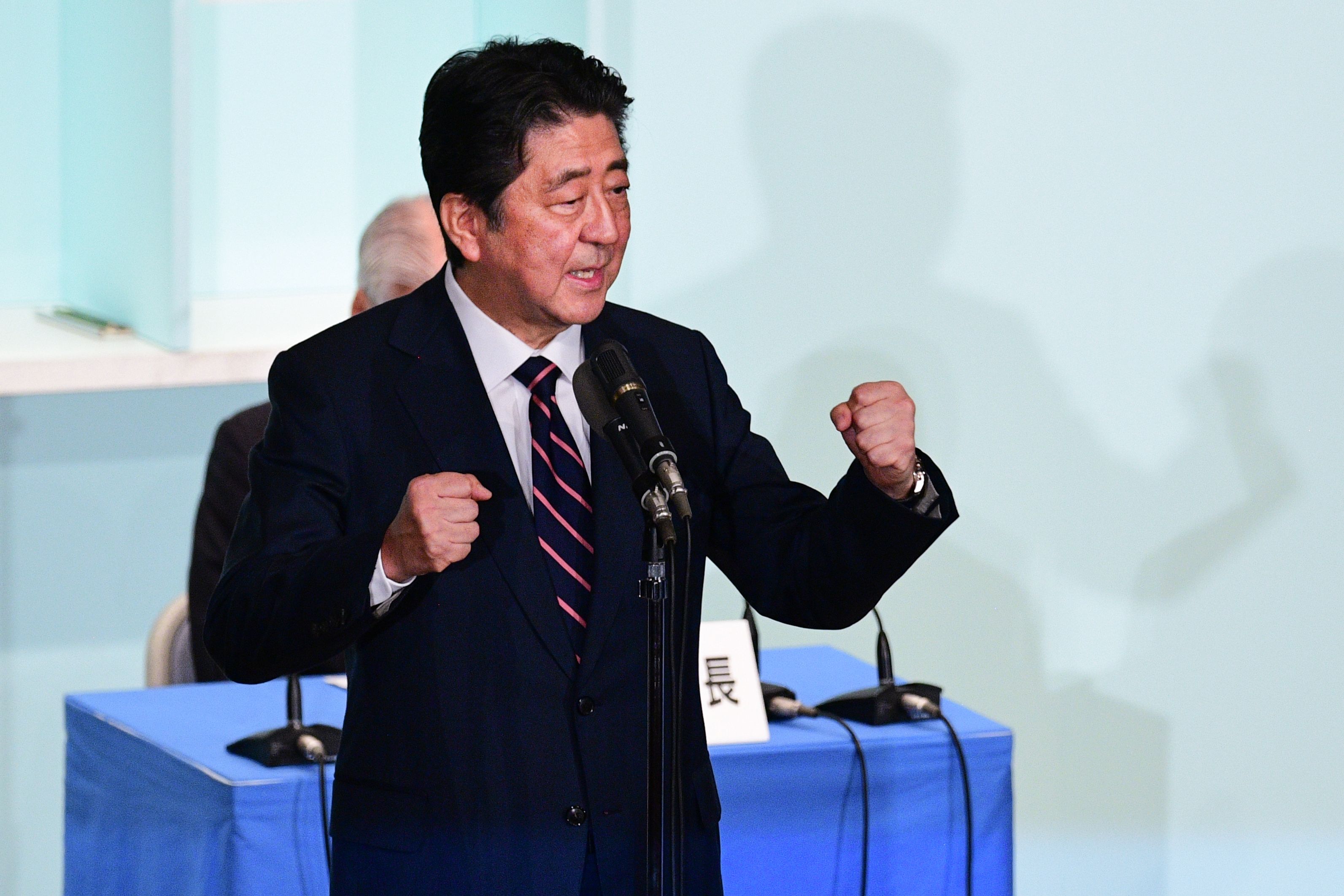 日本首相安倍晋三成功连任自民党总裁(1)