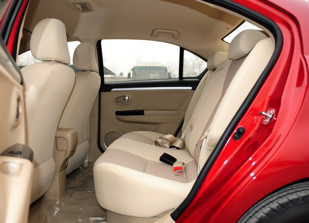 车后排的空间的整体比上不足比下有余吧,后排中间坐人不舒服,后面做两