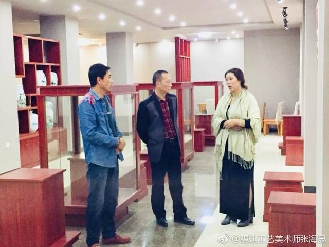 张海昆参观景德镇市陶瓷艺术家"皮六炎"大师作品