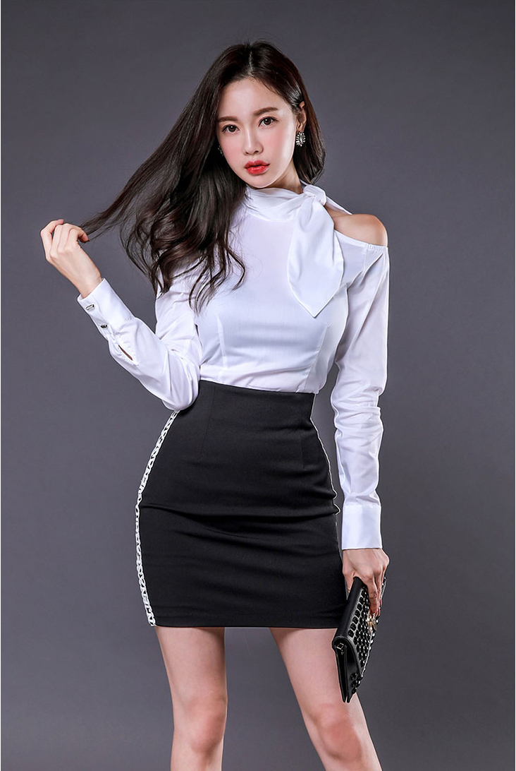 韩国美女职业装穿搭:短裙搭配高跟鞋,身材性感