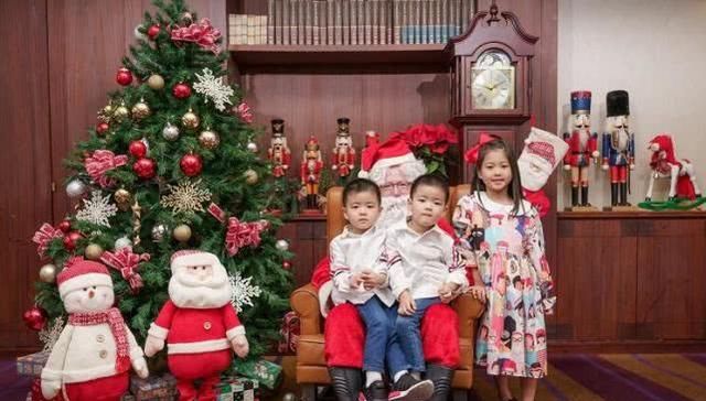 名媛林牧洁罕见晒全家福过圣诞节,与复婚老公甜蜜同框满脸幸福