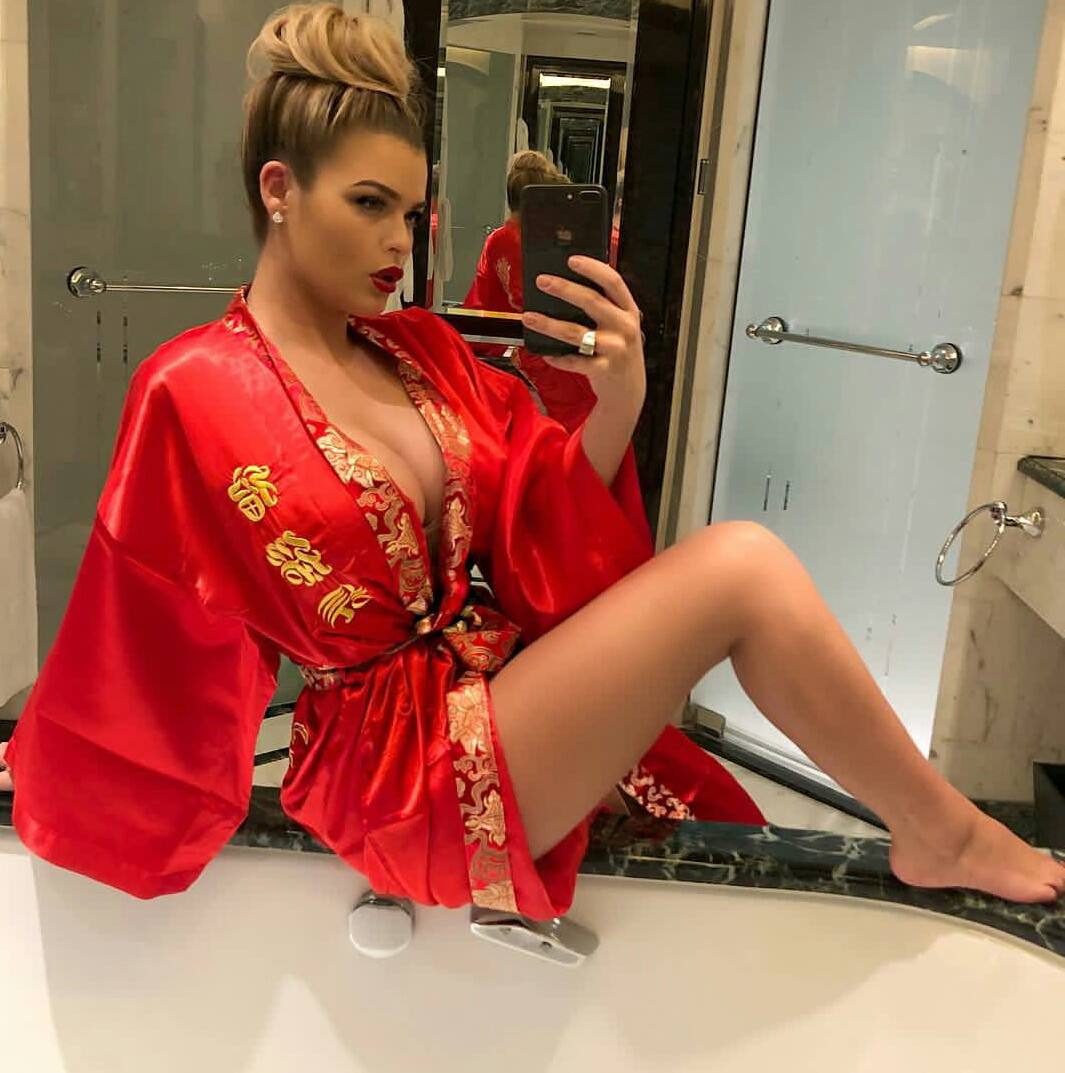 疑似梅威瑟新女友,身材好颜值高俱乐部头牌,梅威瑟经常带她出境