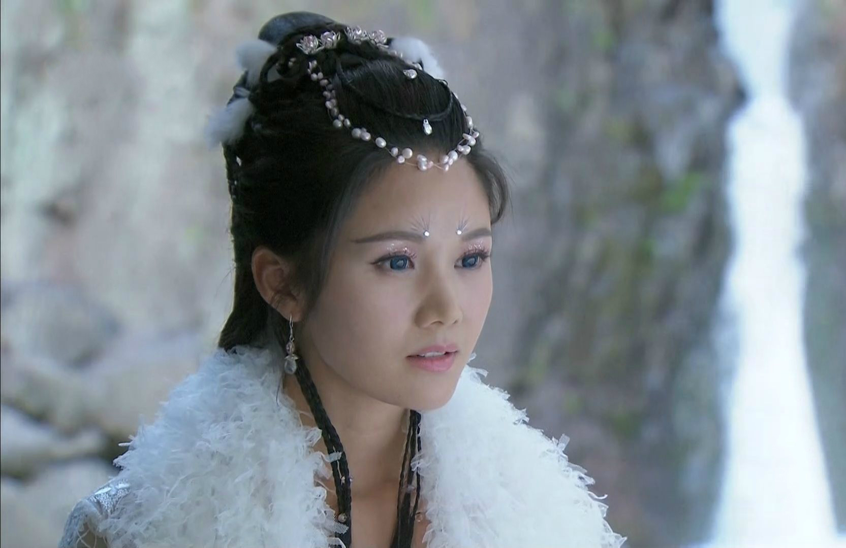 将珍珠项链戴在额头的古装女子,白阿绣质朴清纯,胡秀英唯美大气