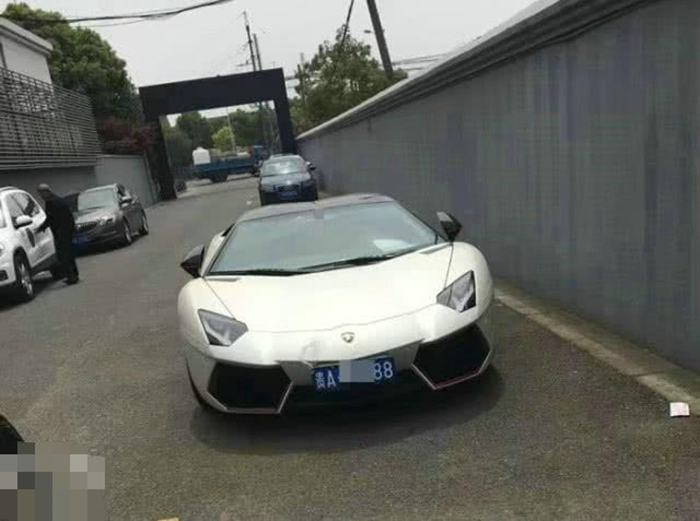 老干妈最炫酷的一辆车,落地价一千万左右,车牌四个8一分钱没花