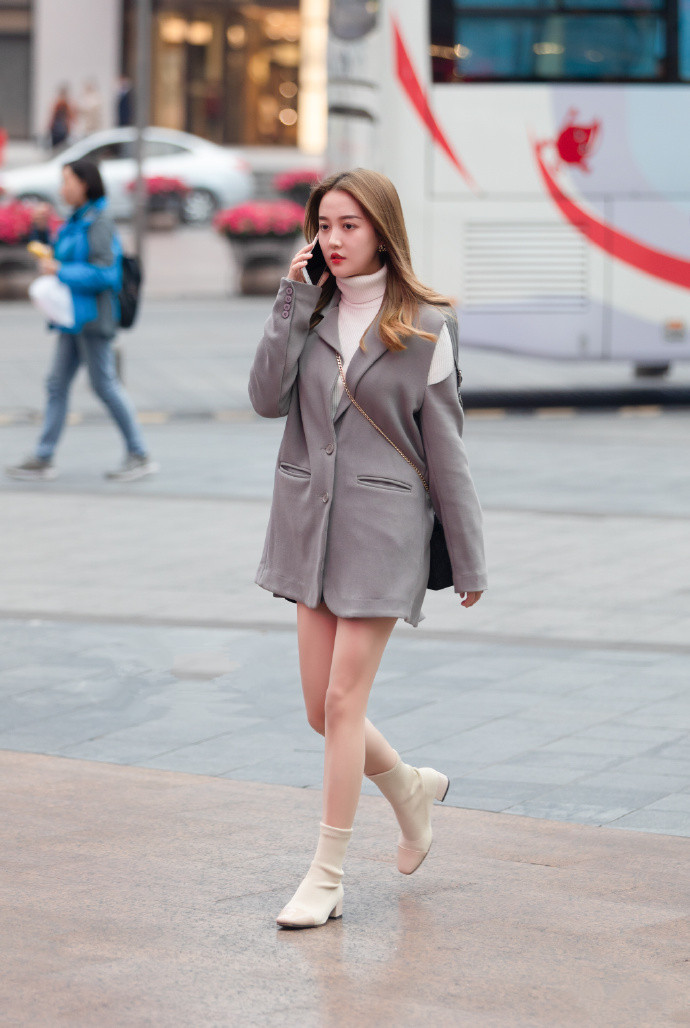美女街拍:冬季时尚穿搭,让你穿出高贵气质和高挑身材