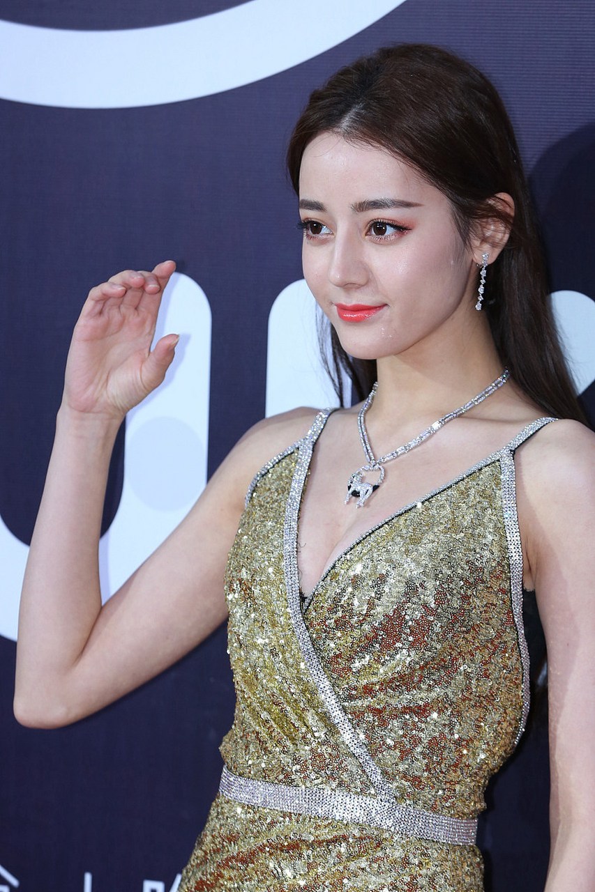 迪丽热巴# 迪丽热巴戴耳骨钉好美啊,这就是纯纯的耳骨钉爱好者吧!