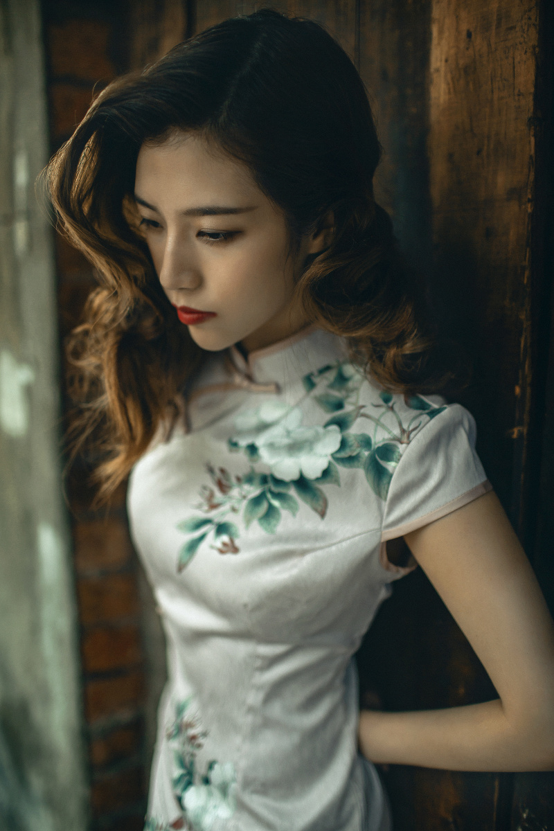 摄影:旗袍女人,带点忧郁的小情绪!