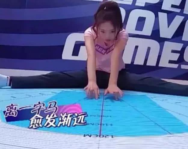 杨超越做俯卧撑太投入,忘记穿的宽松上衣,后期只能用小草莓救场