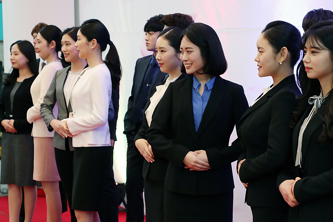 在事业单位面试中,着装是展现专业素养和态度的重要一环.