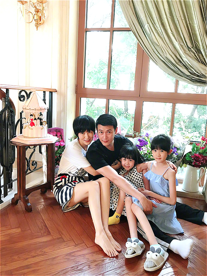 陆毅携两女为老婆庆生,一家4口8条大长腿