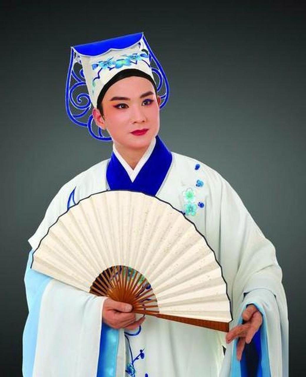 青年学子梁山伯辞家攻读,途遇女扮男装的学子祝英台,两人一见如故