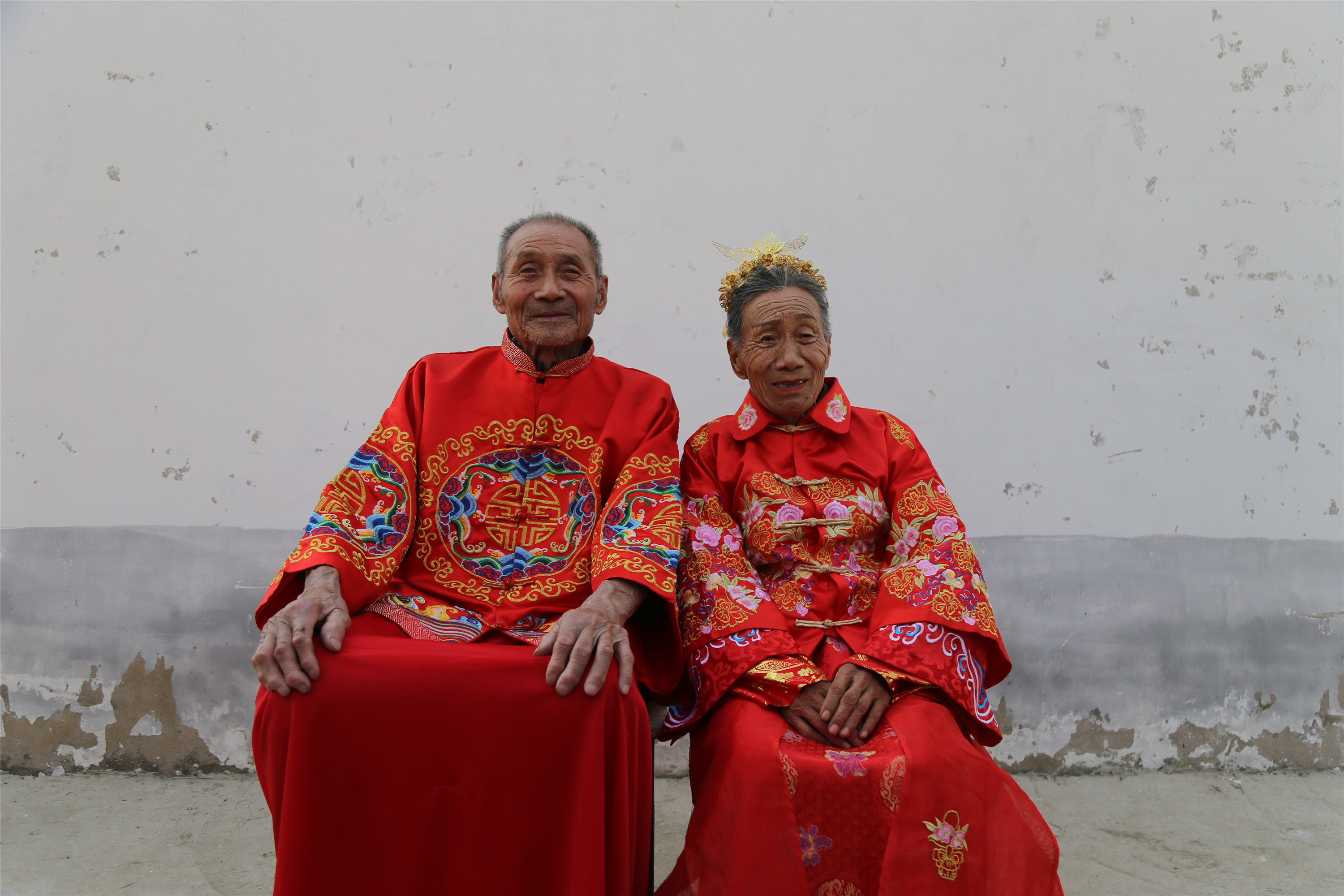 农村9旬老人婚后70年拍婚纱照 称终于为她穿起绣花喜服
