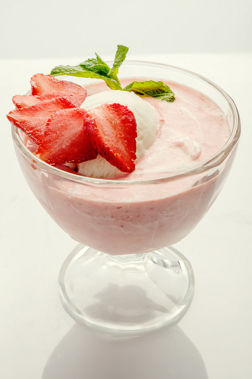 摘要:草莓酸奶冰沙是一款适合炎热夏季的清凉甜品,通过将草莓,酸奶