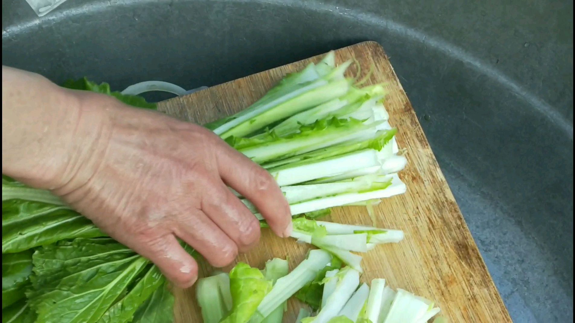 小柒做了盐菜扣肉的盐菜,老妈亲自上阵教