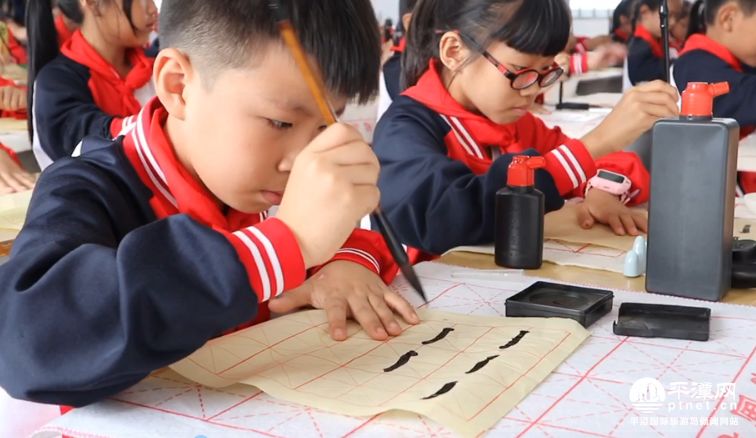 台湾书法艺术家走进平潭城东小学!幽默授课引师生纷纷赞叹!