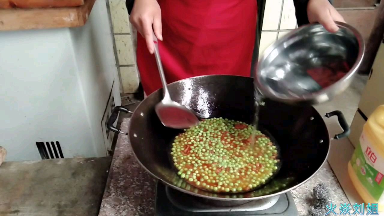 刘姐烘得烂肉豌豆,特别的下饭,一勺一勺舀起吃更巴适