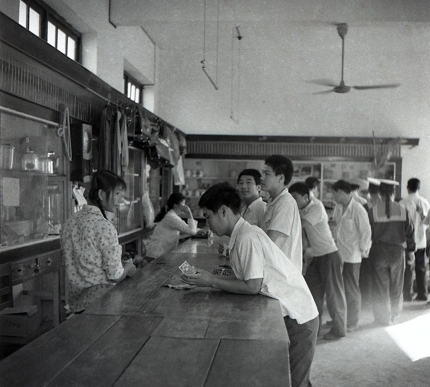 上世纪80年代的老照片,好有年代感啊,这是在市场上买东西,还记得吗?