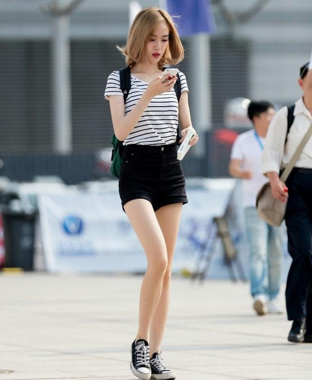 气质美女穿白色短配小白鞋,秀出白皙修长的双腿,青春靓丽充满活力