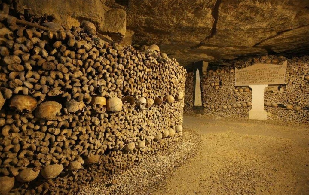 巴黎城内的地下墓穴,堆积了上百万具尸骨,距离铁塔只要3分钟