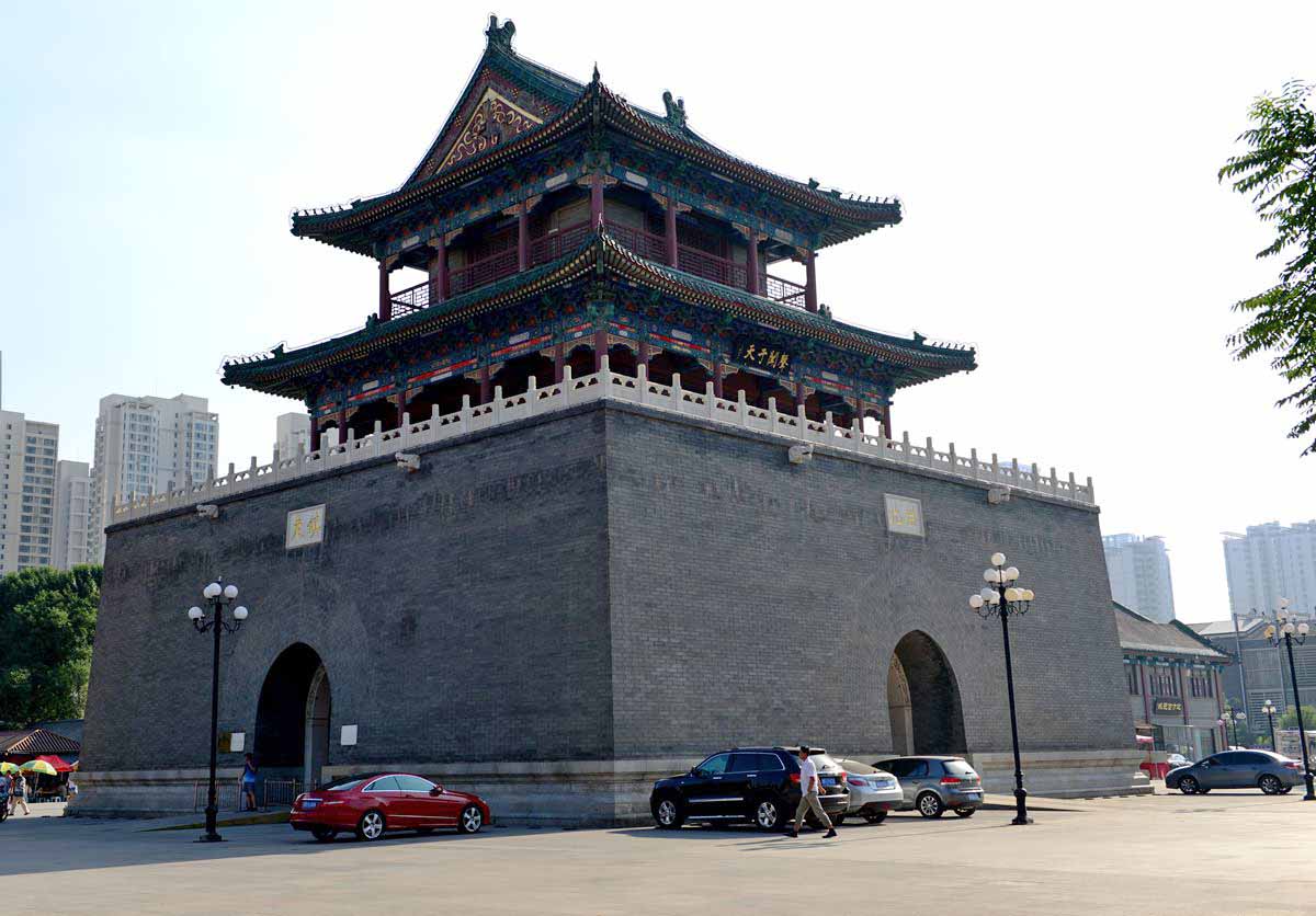 安阳鼓楼 钟楼内悬挂明代一大铜钟,重860公斤,系铜掺银而铸.