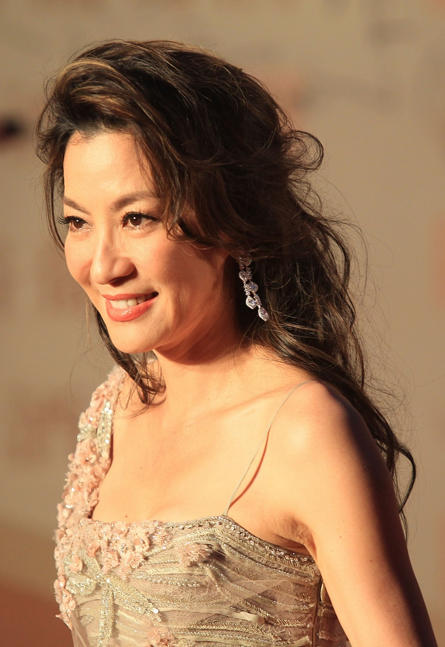 1987年,张艺谋筹拍《红高粱》,女主最开始选了史可.可巩俐也想演.