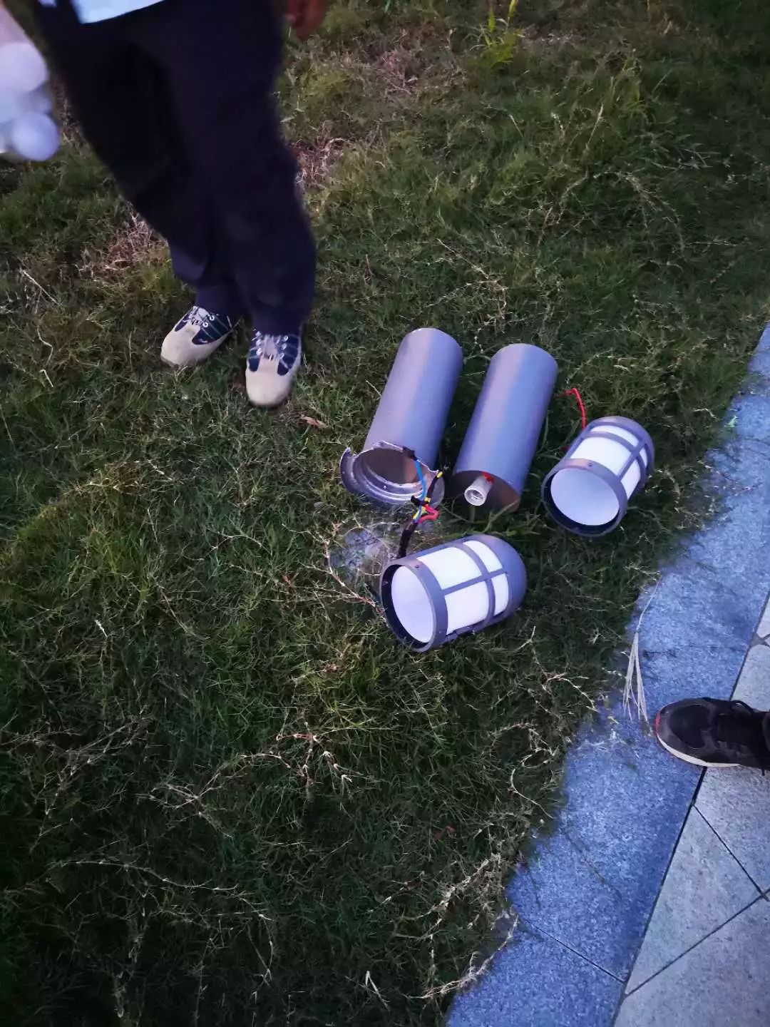 气愤新建火车站还未启用不少草坪灯就坏了