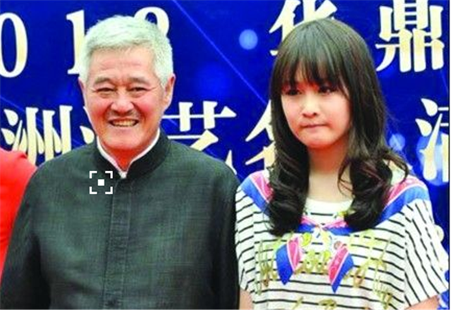 辣眼睛!赵本山女儿一身名牌,风格新颖,却被助理抢了风头