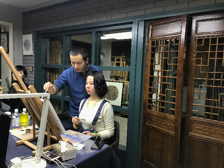 蒋煜正在指导学生画画.新华社记者程楠摄