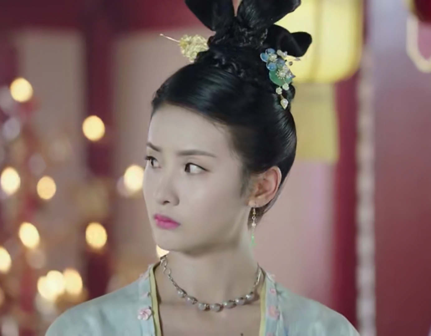 赖雨濛在《火王》中饰演的公主真是活泼可爱,丫鬟造型也不服输!