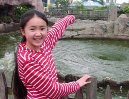 还记得《少年包青天2》芳芳吗?走红后却选择退隐,如今长成这样