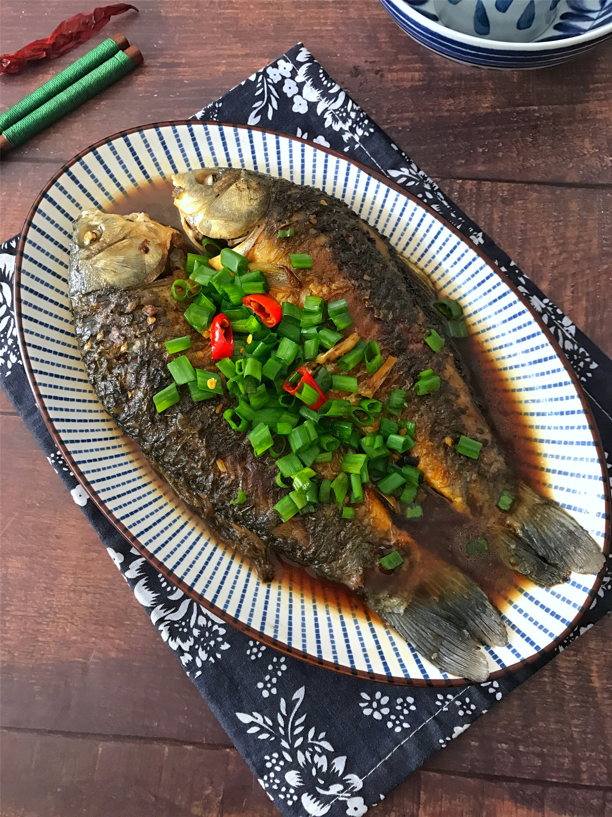 家常红烧鲫鱼,下锅前多做一步不粘锅,鲜美入味,2条鱼不够吃