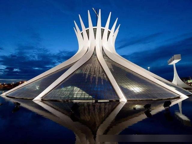 巴西建筑师奥斯卡尼迈耶设计的巴西利亚大教堂.