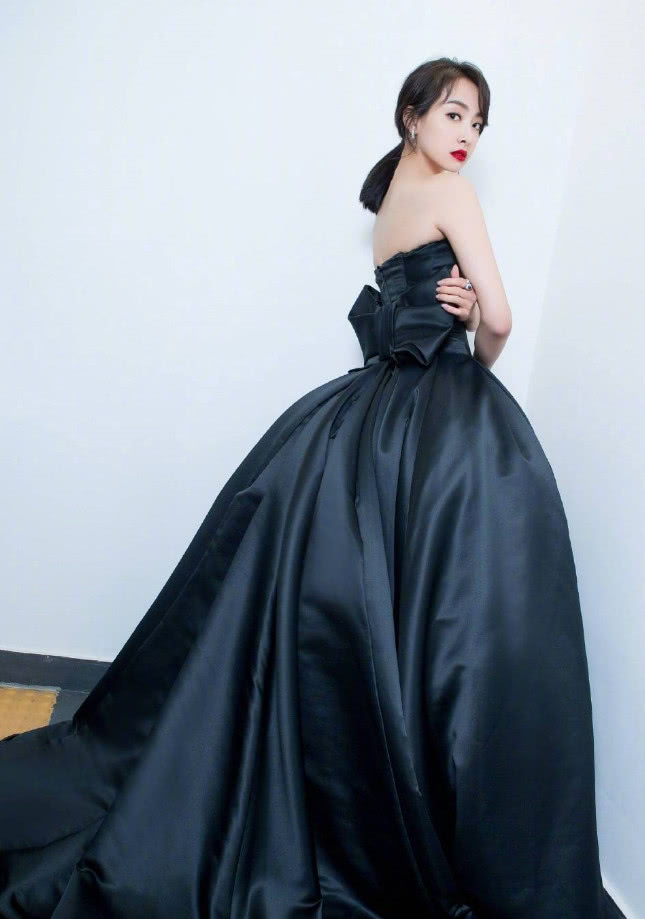 宋茜少女心爆棚,黑裙配蝴蝶结简约亮相,越看越让人心动!
