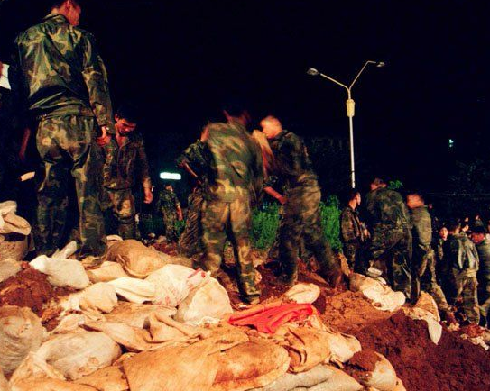 98抗洪感人瞬间:子弟兵昼夜不分死守大堤