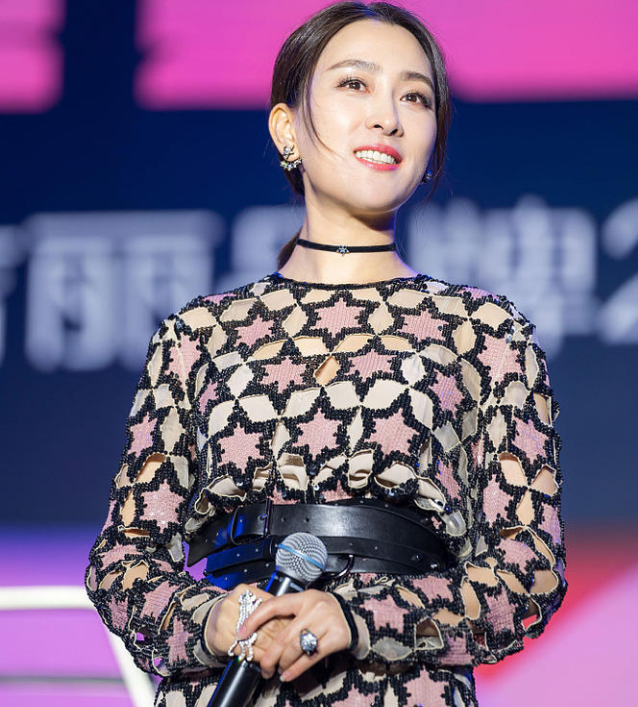 马苏一脸笑意亮相某活动现场,网友热议她在李小璐风波的神助攻!